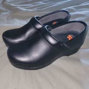 Dansko clogs sz 38/ us 7.5 (womens)